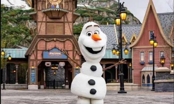 Disney sjell Olafin në jetë! Robot borë me AI ec dhe flet si personazhi i Frozen