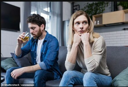 A pini më shumë se partneri juaj? Konsumimi i pabarabartë i alkoolit është një ‘sinjal paralajmërues’ për martesën
