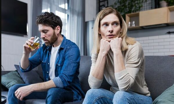 A pini më shumë se partneri juaj? Konsumimi i pabarabartë i alkoolit është një ‘sinjal paralajmërues’ për martesën