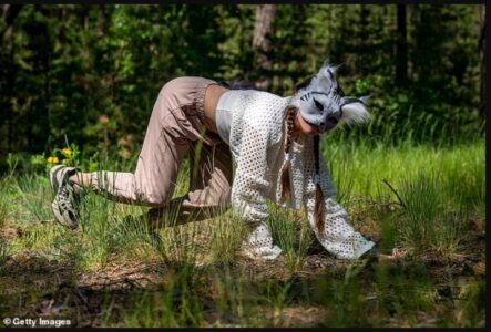 Paralajmërim për trendin e çuditshëm të fitnesit: Njerëzit vrapojnë në katër këmbë si kafshët