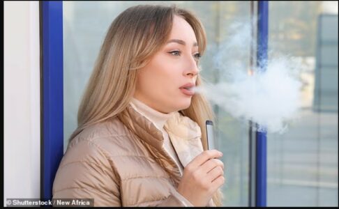 Eksperti paralajmëron: Një zakon i përhapur te miliona njerëz rrit rrezikun e dëmtimeve afatgjata nga Covid