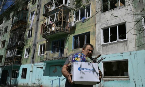 Urimi i veçantë i Endrit Thaçit, Ismail Qemalin e Hashim Thaçin i vendos krah për krah