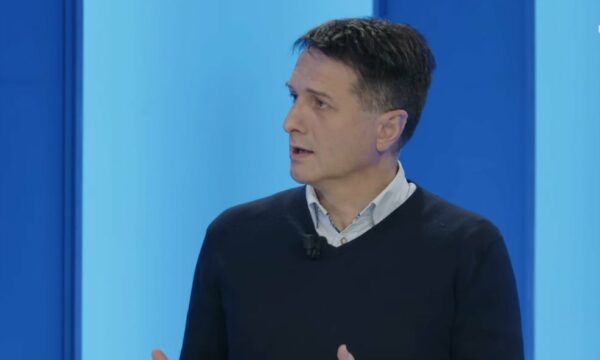 28 Nëntori sipas Valon Muratit: Shqipëria e fortë, Kosova e ngecur, Rama e Kurti jo bashkëpunues