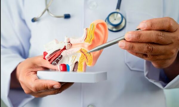 Mjeku familjar shpjegon si të pastroni veshët në mënyrë të sigurt