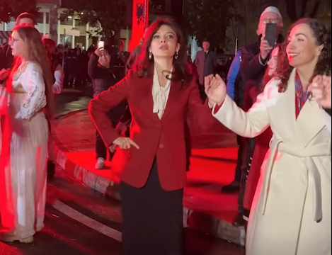 Bujar Qamili e Frederik Ndoci kujdesen për atmosferen, Osmani e Spiropali ia marrin këngës e valles – pamje