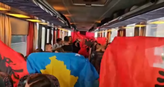 18 mijë shqiptarë të Kosovës zgjedhin të festojnë 28 Nëntorin në Shqipëri, shtohet fluksi në pikën kufitare të Morinës